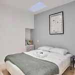 Center Of By Prestige Appartement Parijs